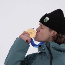 Lucas Pinheiro chora após o ouro nas Olimpíadas: 'nada é impossível' - Dimitar DILKOFF / AFP