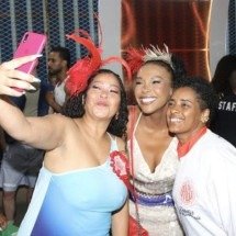 Após expulsão no BBB 26, Sol Vega é cercada por fãs na Sapucaí - Redes sociais