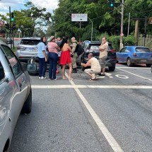 Motociclista bate em três carros e congestiona trânsito no Barreiro - Wellington Barbosa/EM/D.A. Press