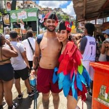 Casal se fantasia de arara para o carnaval de BH - Izabella Caixeta/EM/D.A.Press