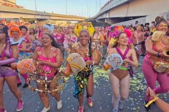 Desde o nascer do dia, centenas de foliões chegavam de todos os cantos para o desfile -  (crédito: Jair Amaral/EM/D.A Press)
