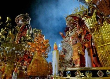 A festa sempre acontece, apesar das tragédias sociais, da violência e da indigência nas ruas -  (crédito: Nelson Almeida/AFP)