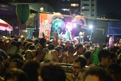 Bloco da Bôta arrastou foliões na noite deste sábado em BH -  (crédito: Marcos Vieira/EM/DA. Press)