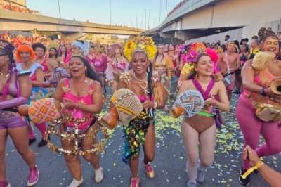 O bloco abriu o desfile, &agrave; capela,  ao som de O Homem Falou, do mineiro Gonzaguinha -  (crédito: Jair Amaral/EM/D.A Press)
