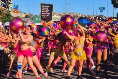 Sob sol forte e c&eacute;u claro, foli&otilde;es tomaram as ruas no primeiro dia de carnaval -  (crédito:  Jair Amaral/EM/D.A Press)