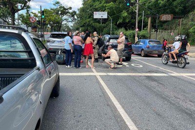 Segundo o pr&oacute;prio motociclista, ele fez uma convers&atilde;o proibida e acabou batendo no carro prata, que o jogou contra os outros dois ve&iacute;culos -  (crédito: Wellington Barbosa/EM/D.A. Press)