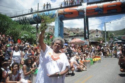 O bloco abriu o cortejo com uma cerimônia para acordar o boi. As matriarcas passaram no meio da bateria, que se curvou em respeito às mais velhas, benzendo os presentes, até chegar no boi, que então passou a dançar e interagir com os foliões -  (crédito: Alexandre Guzanshe/EM/D.A. Press)