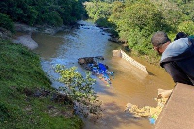 O corpo do motorista, &uacute;nico ocupante do ve&iacute;culo, foi localizado por bombeiros mergulhadores -  (crédito: Reprodu&ccedil;&atilde;o CBMMG)