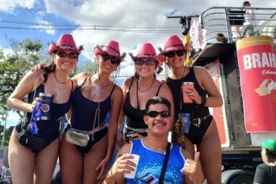 Nathaly Silva, Ana J&uacute;lia Petrini, Ana J&uacute;lia Petrini, Isadora Ferreira e Felipe Fernandes no bloco da dupla Clayton e Rom&aacute;rio -  (crédito: Melissa Souza/EM/D.A.Press)