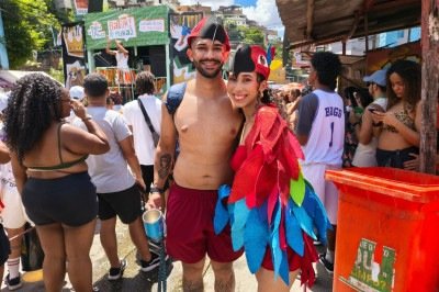  Liza Vit&oacute;ria Lopes (24) e Vitor Rocha (23) escolheram a fantasia por simbolizar a uni&atilde;o entre o casal -  (crédito: Izabella Caixeta/EM/D.A.Press)