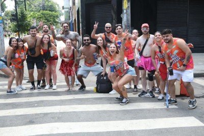 Muitos participantes do bloco optaram por levar bebidas de casa para reduzir os gastos -  (crédito: Marcos Vieira/EM/D.A Press)