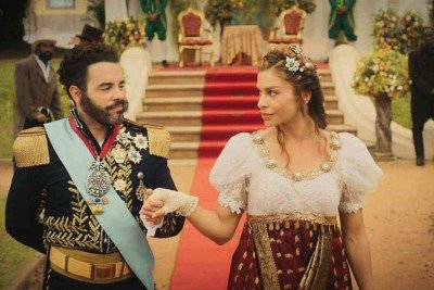 Dom Pedro I (Pedro Carvalho), mesmo casado, vai se encantar por Dona Beja (Grazi Massafera) e cortejá-la no folhetim escrito por Daniel Berlinsky -  (crédito: HBO Max/divulgação)