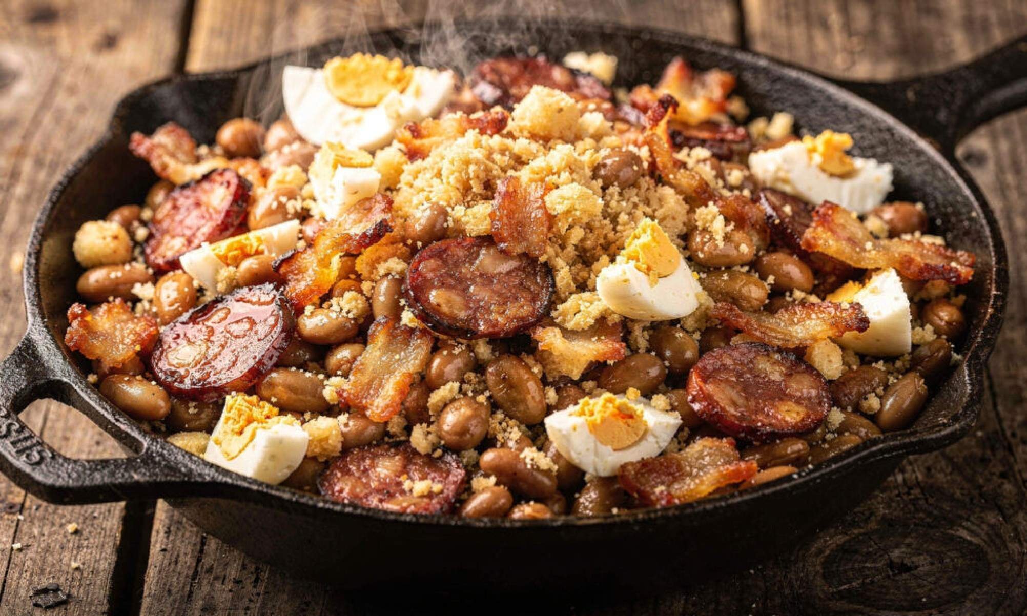 Feijão tropeiro clássico mantém tradição mineira com sabor marcante e preparo simples -  (crédito: Tupi)