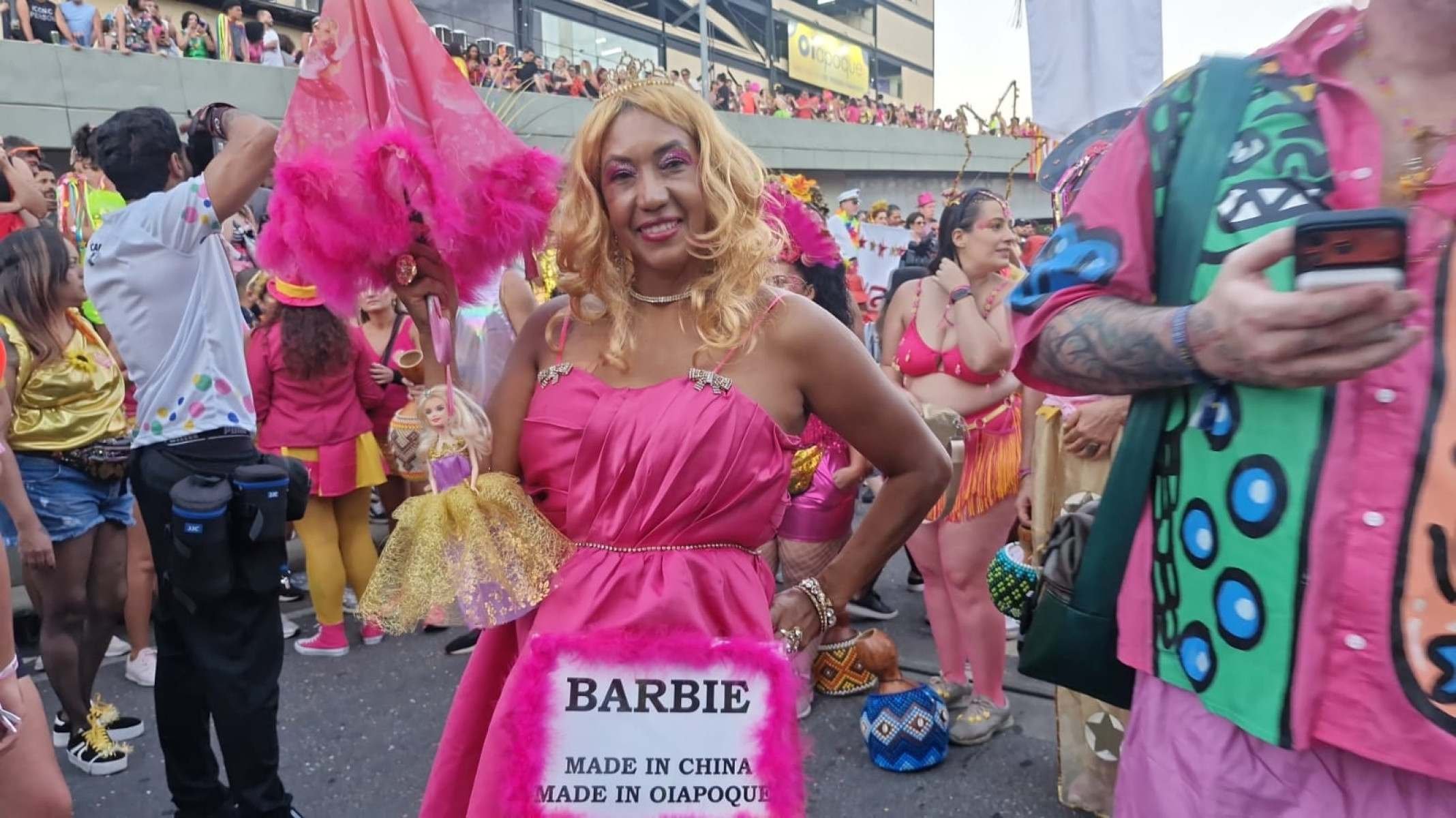 O público transforou a avenida em um desfile espontâneo de personagens