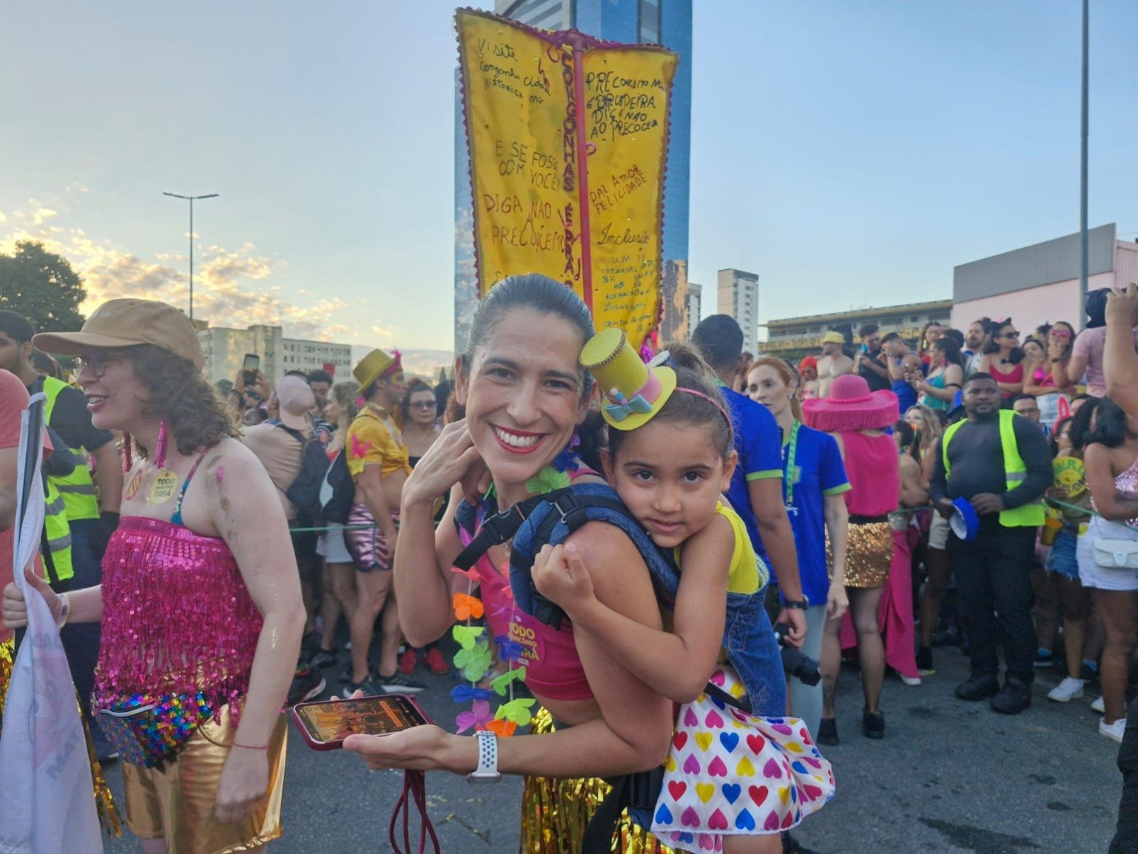 Crianças e adultos dividem espaço na festa e nas fantasias