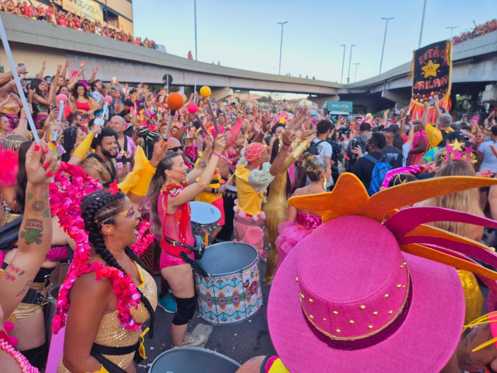 A porta estandarte do bloco, vereadora Jhulia Santos, disse que o desfile deste ano celebra a loucura de todos
-Jair Amaral/EM/D.A Press