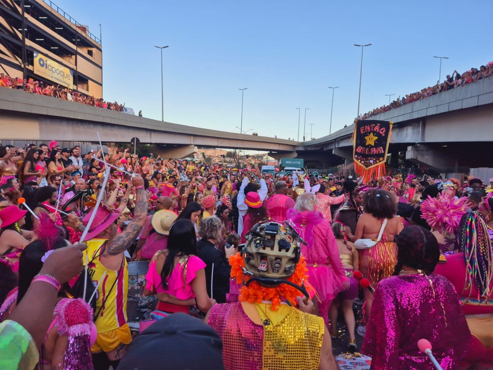 Foliões colorem as ruas usando rosa e dourado, as cores do bloco -Jair Amaral/EM/D.A Press