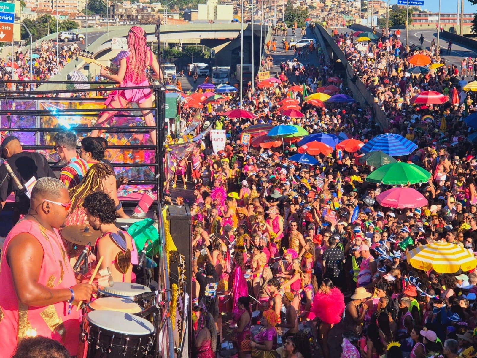 O bloco reuniu uma multidão e transformou o Centro em um mar de cores