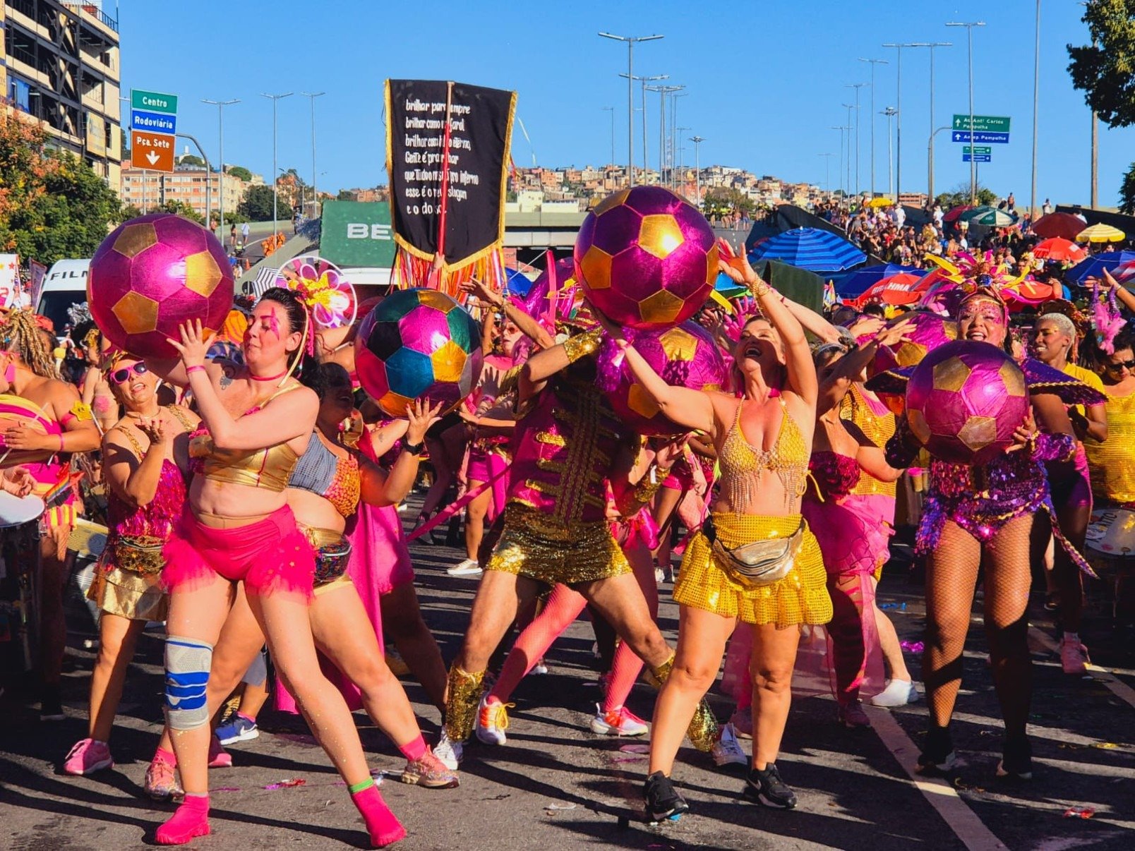 Sob sol forte e céu claro, foliões tomaram as ruas no primeiro dia de carnaval