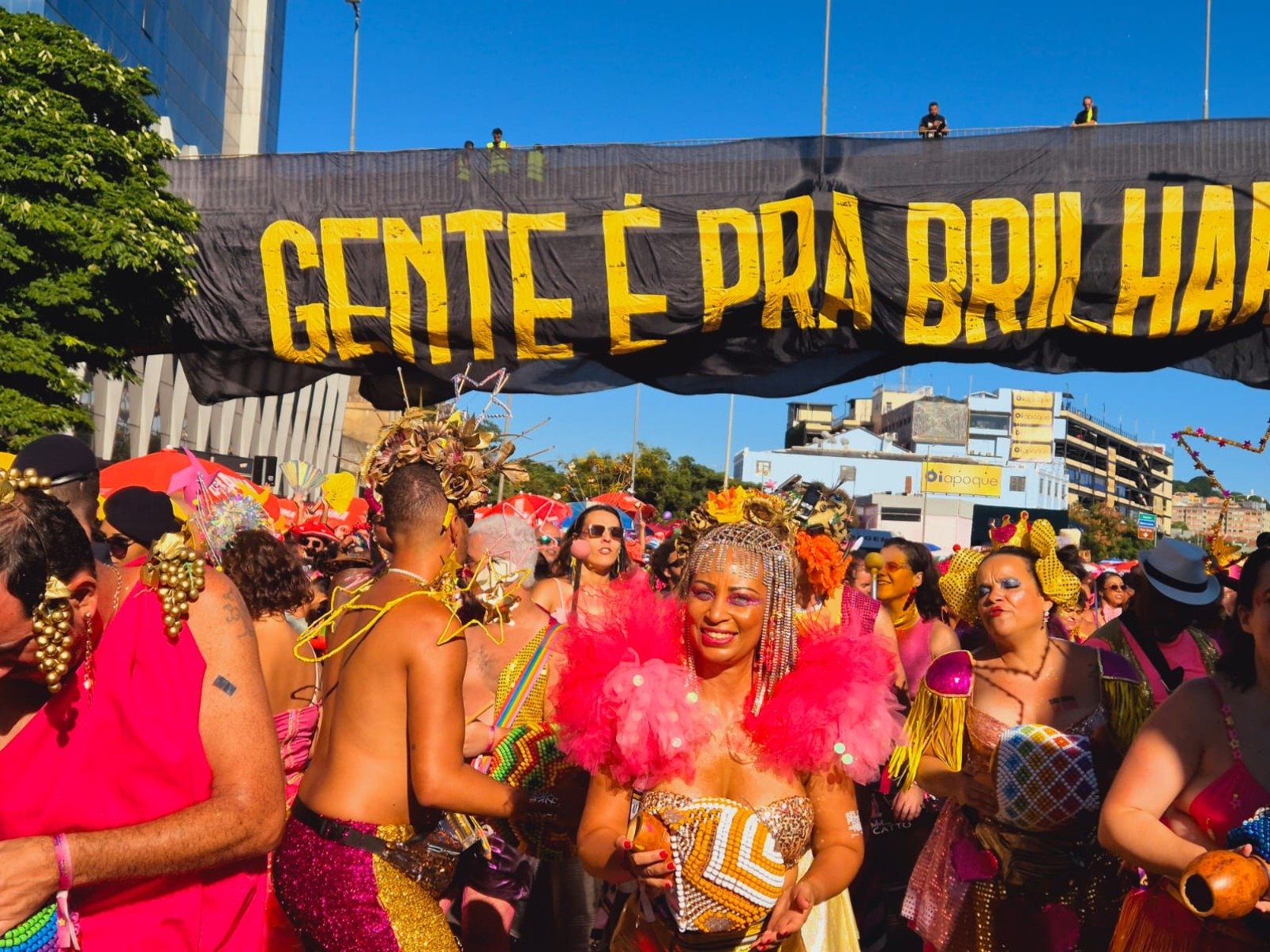 O bloco virou um ritual para milhares de pessoas que se reúnem antes mesmo de o sol nascer 