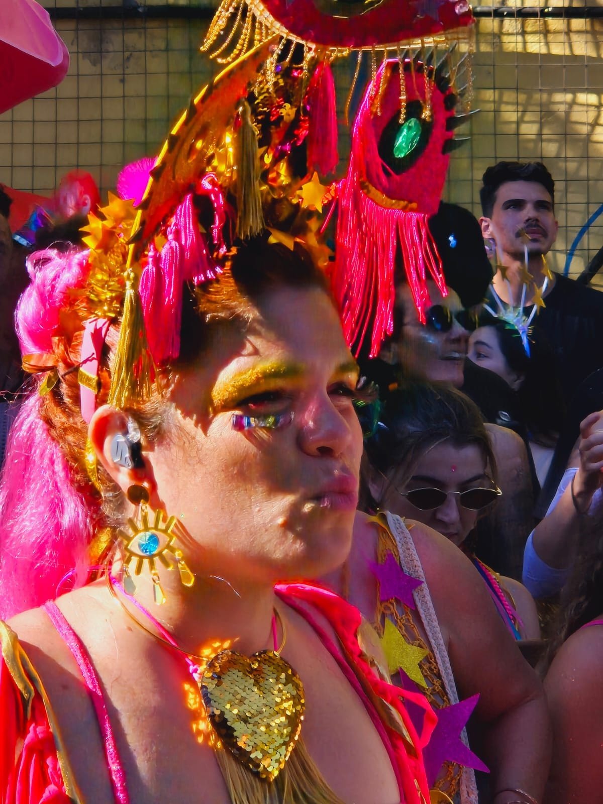 No meio da multidão, cada detalhe brilhou sob sol