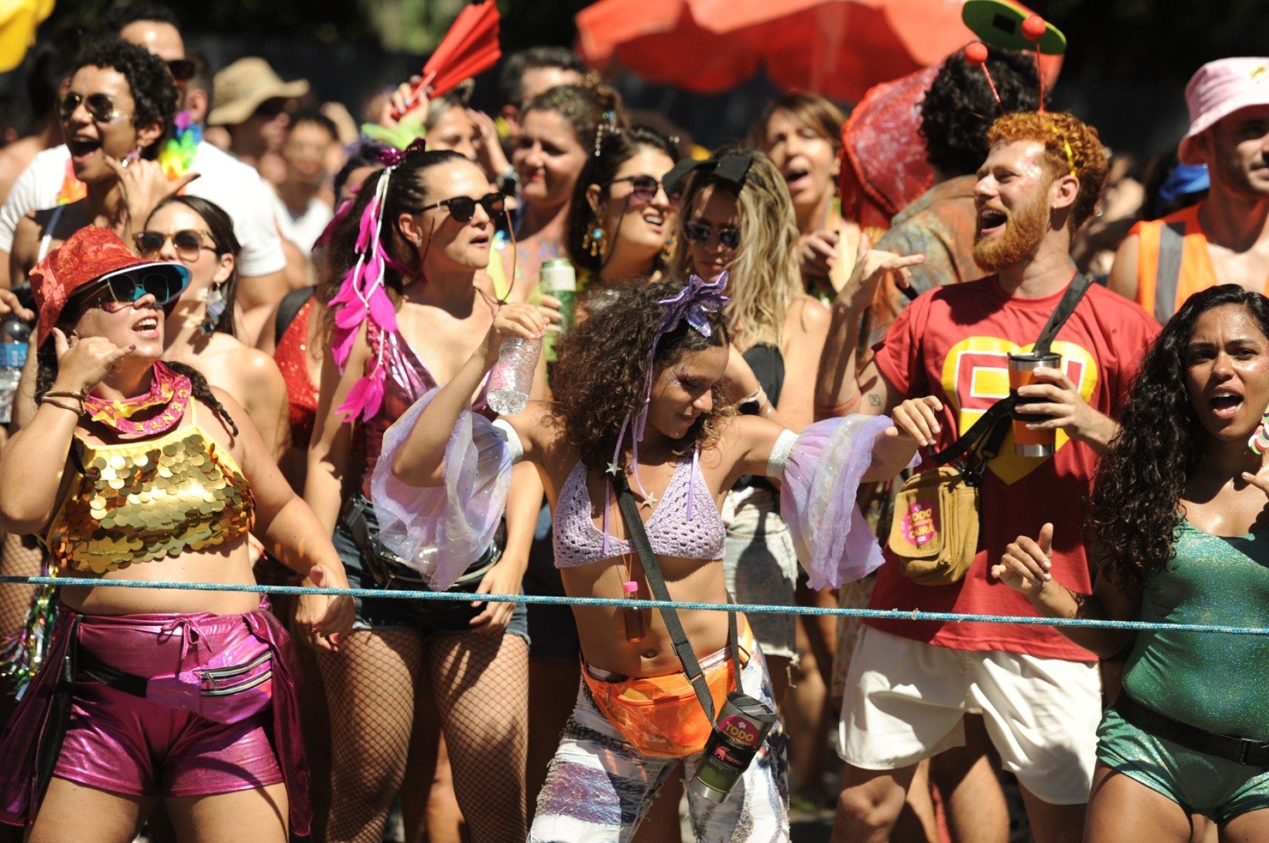 Sob o sol, o Tchanzinho Zona Norte deu a largada na via sonorizada da Avenida dos Andradas ao som de 