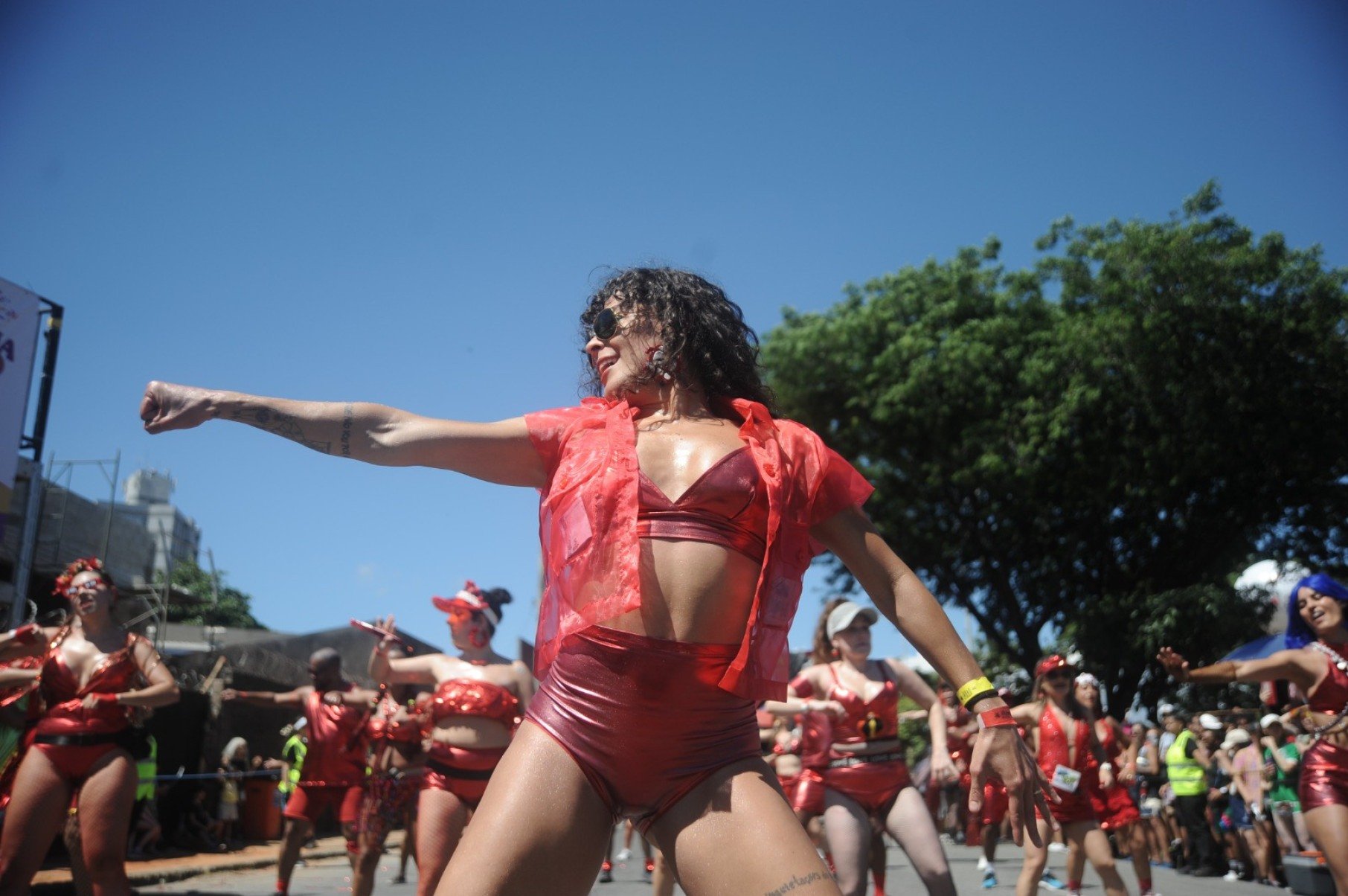 Sob o sol, o Tchanzinho Zona Norte deu a largada na via sonorizada da Avenida dos Andradas ao som de 