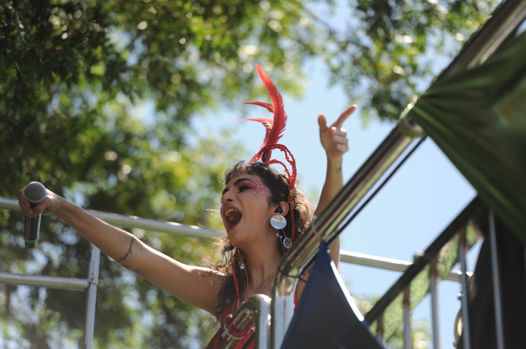 Sob o sol, o Tchanzinho Zona Norte deu a largada na via sonorizada da Avenida dos Andradas ao som de 