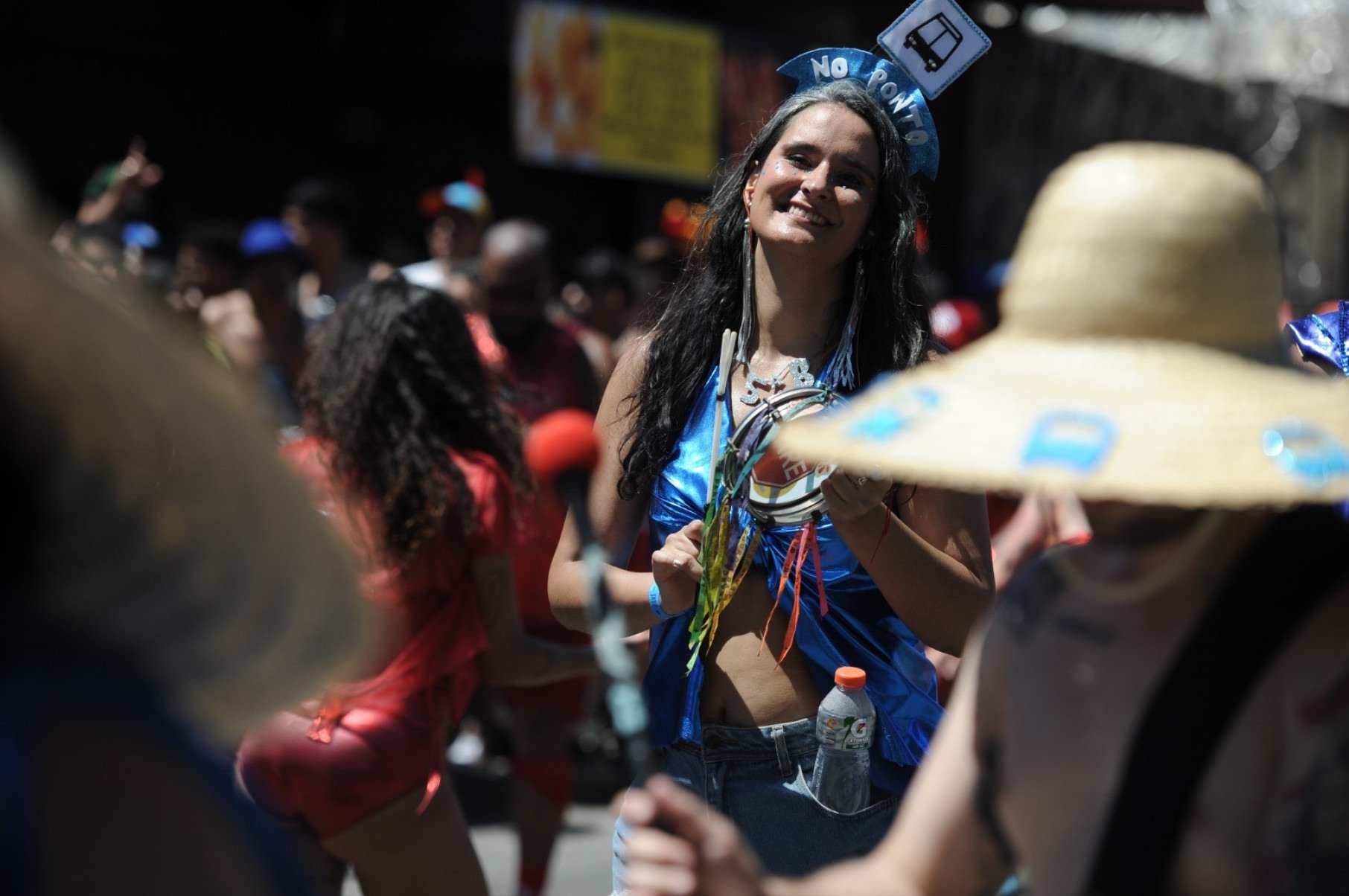Sob o sol, o Tchanzinho Zona Norte deu a largada na via sonorizada da Avenida dos Andradas ao som de 