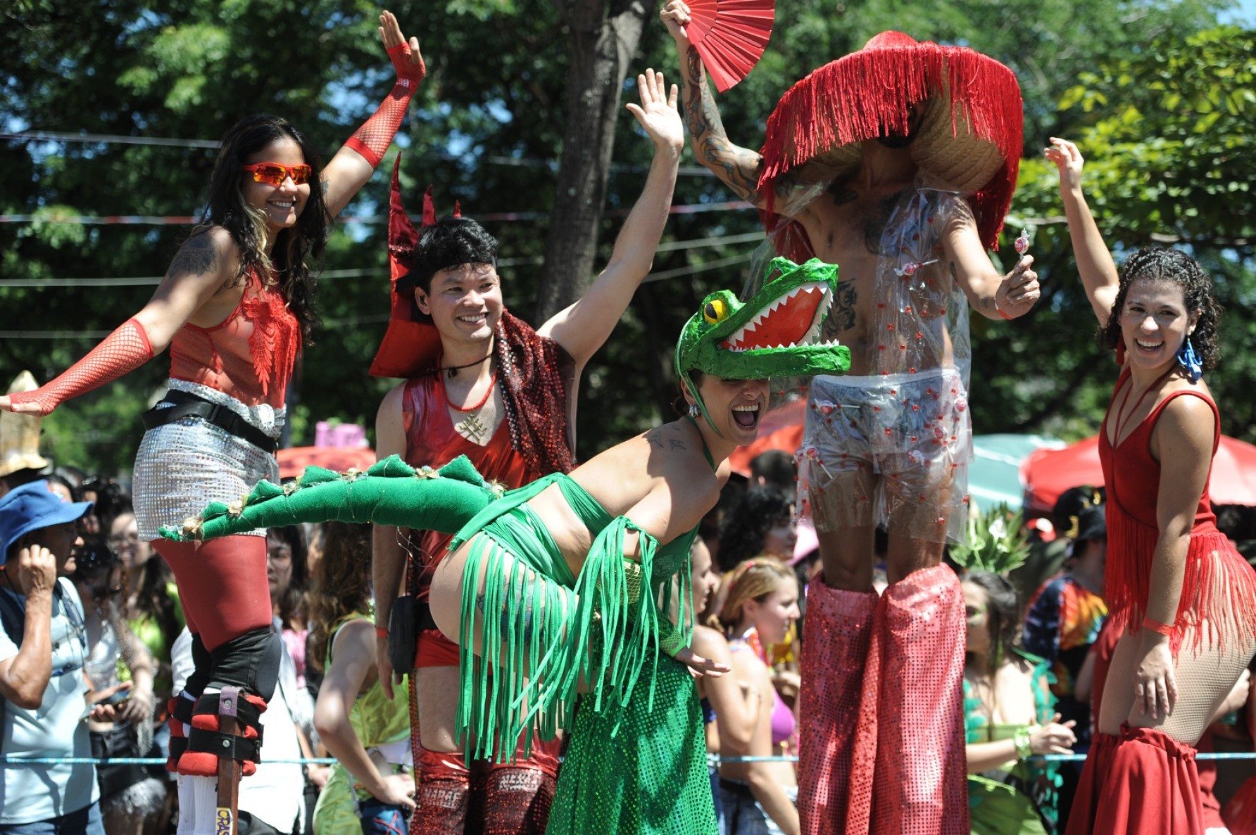 Sob o sol, o Tchanzinho Zona Norte deu a largada na via sonorizada da Avenida dos Andradas ao som de 
