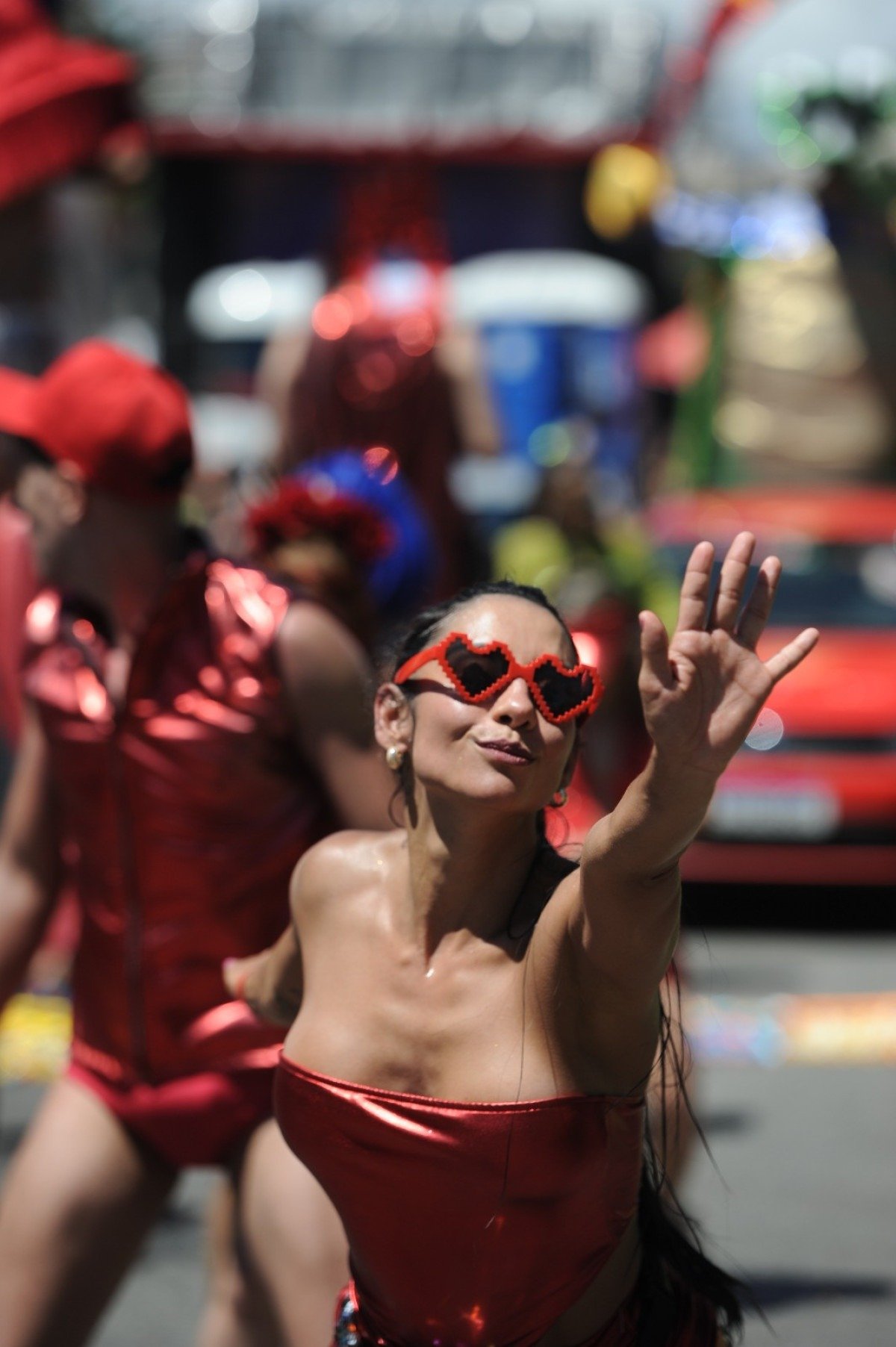 Sob o sol, o Tchanzinho Zona Norte deu a largada na via sonorizada da Avenida dos Andradas ao som de 