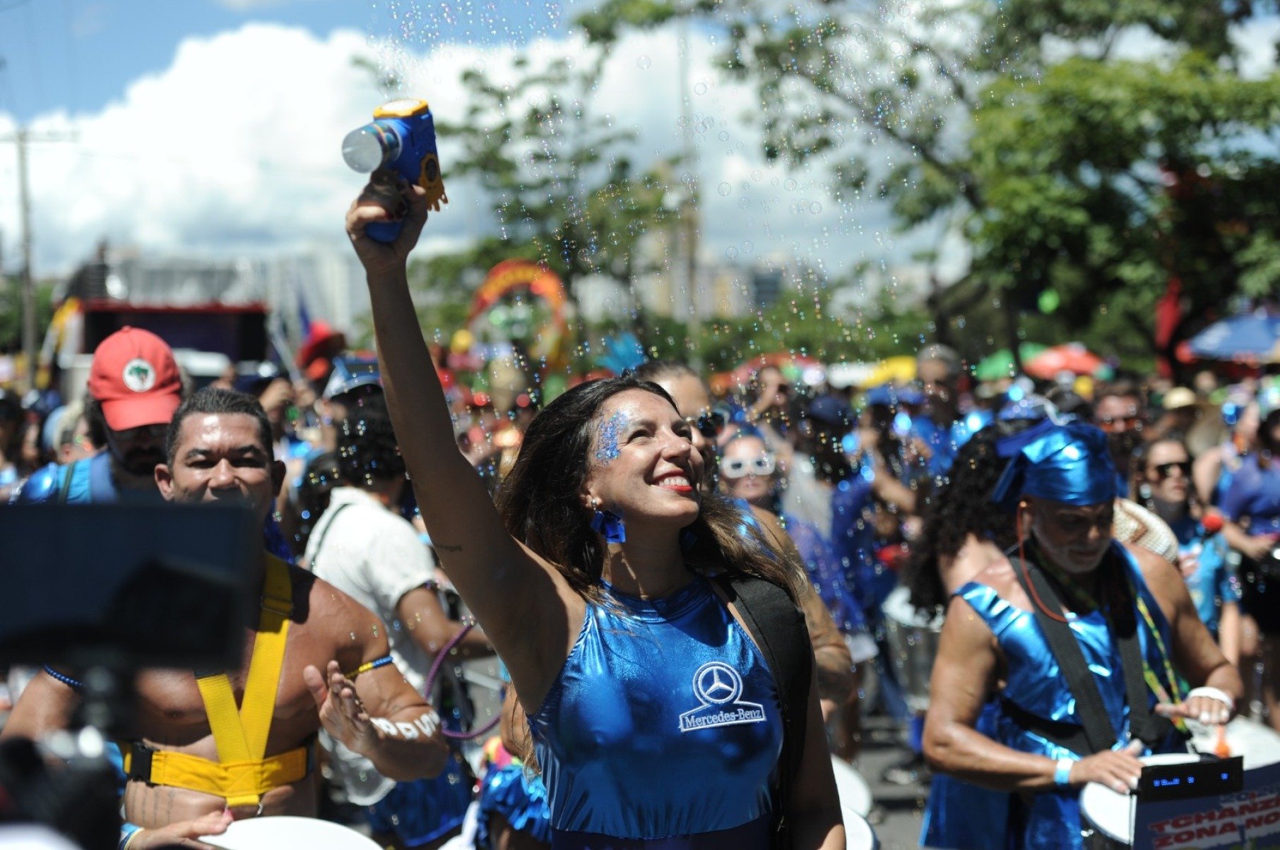 Sob o sol, o Tchanzinho Zona Norte deu a largada na via sonorizada da Avenida dos Andradas ao som de 
