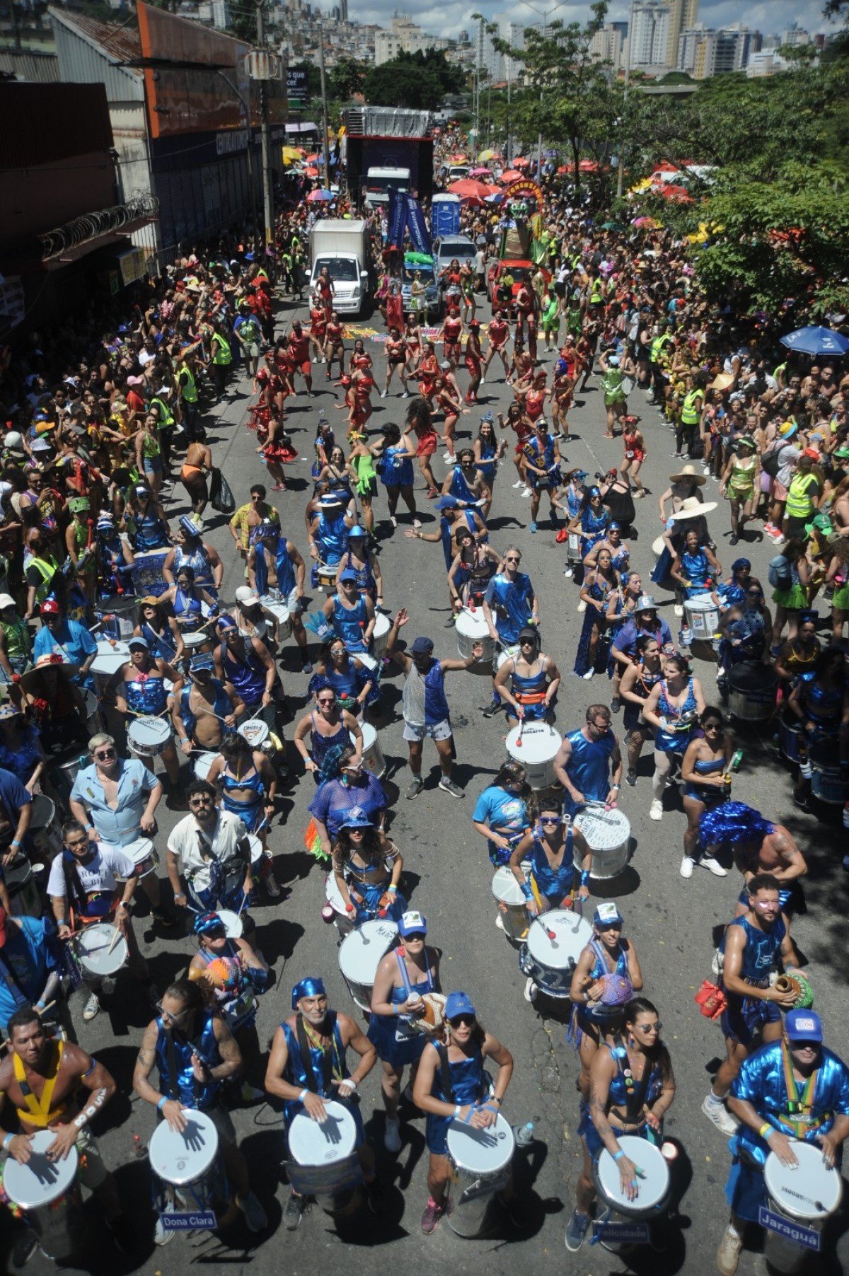 Sob o sol, o Tchanzinho Zona Norte deu a largada na via sonorizada da Avenida dos Andradas ao som de 