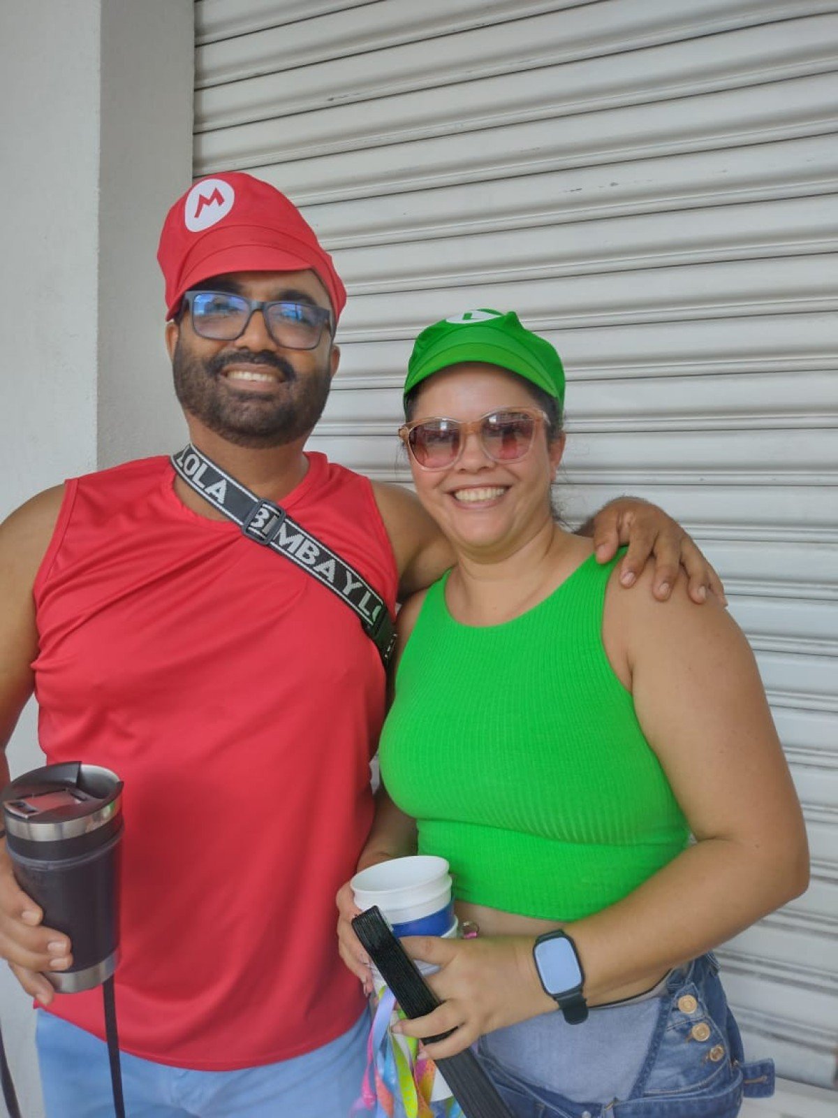 Fantasias em sintonia agitam o bloco Quando Come Se Lambuza na avenida Afonso Pena na manhã deste sábado (14), celebrando a diversidade com muita música, cores e animação