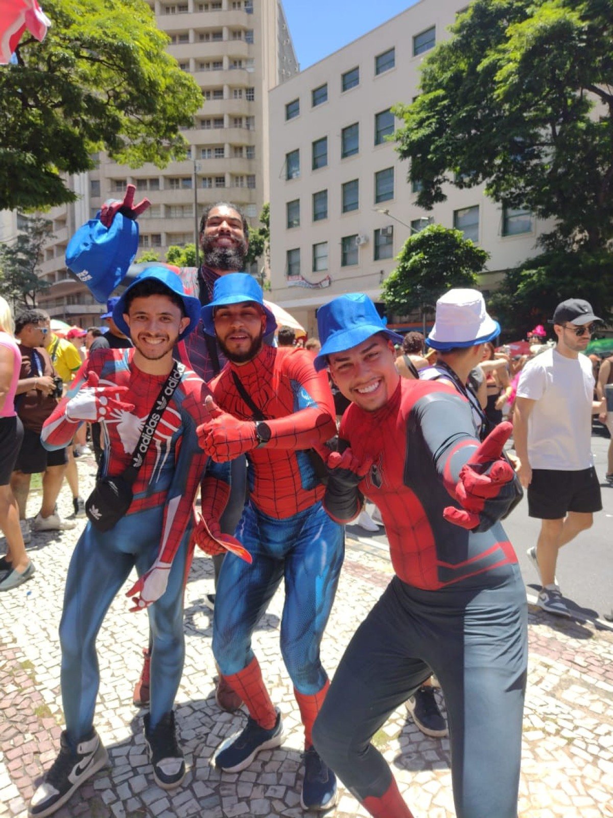 Fantasias em sintonia agitam o bloco Quando Come Se Lambuza na avenida Afonso Pena na manhã deste sábado (14), celebrando a diversidade com muita música, cores e animação