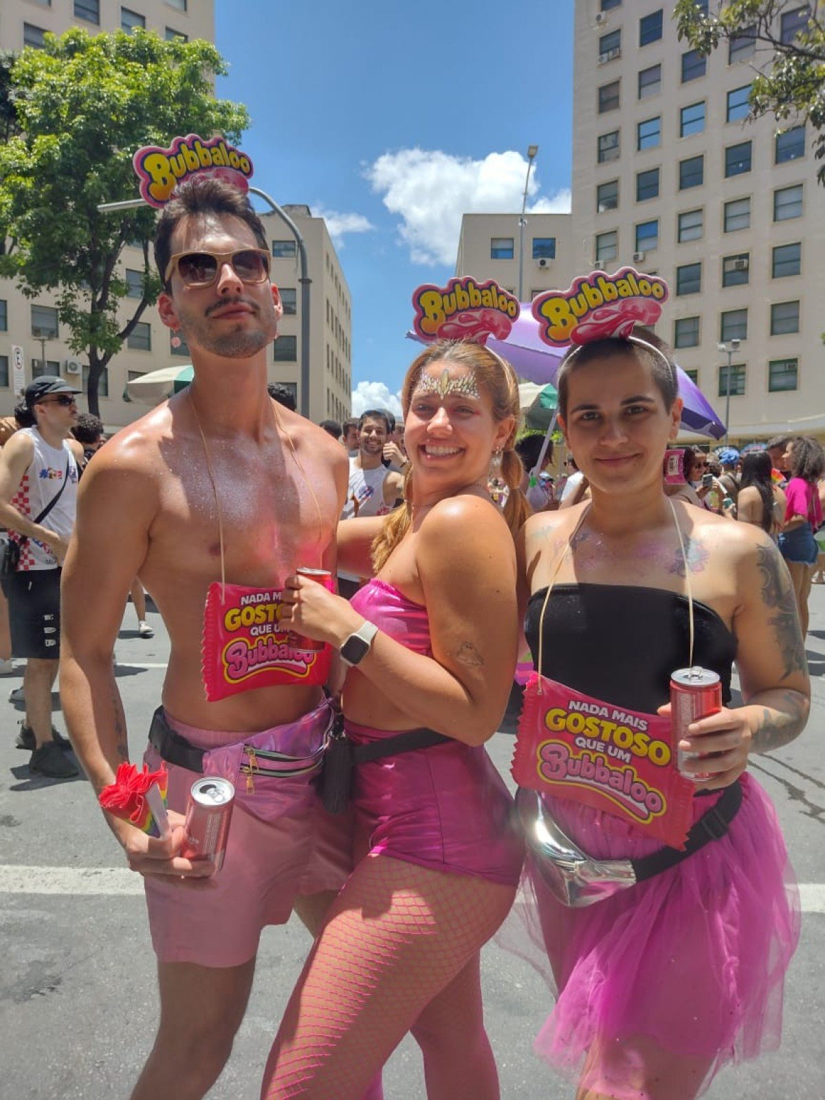 Fantasias em sintonia agitam o bloco Quando Come Se Lambuza na avenida Afonso Pena na manhã deste sábado (14), celebrando a diversidade com muita música, cores e animação