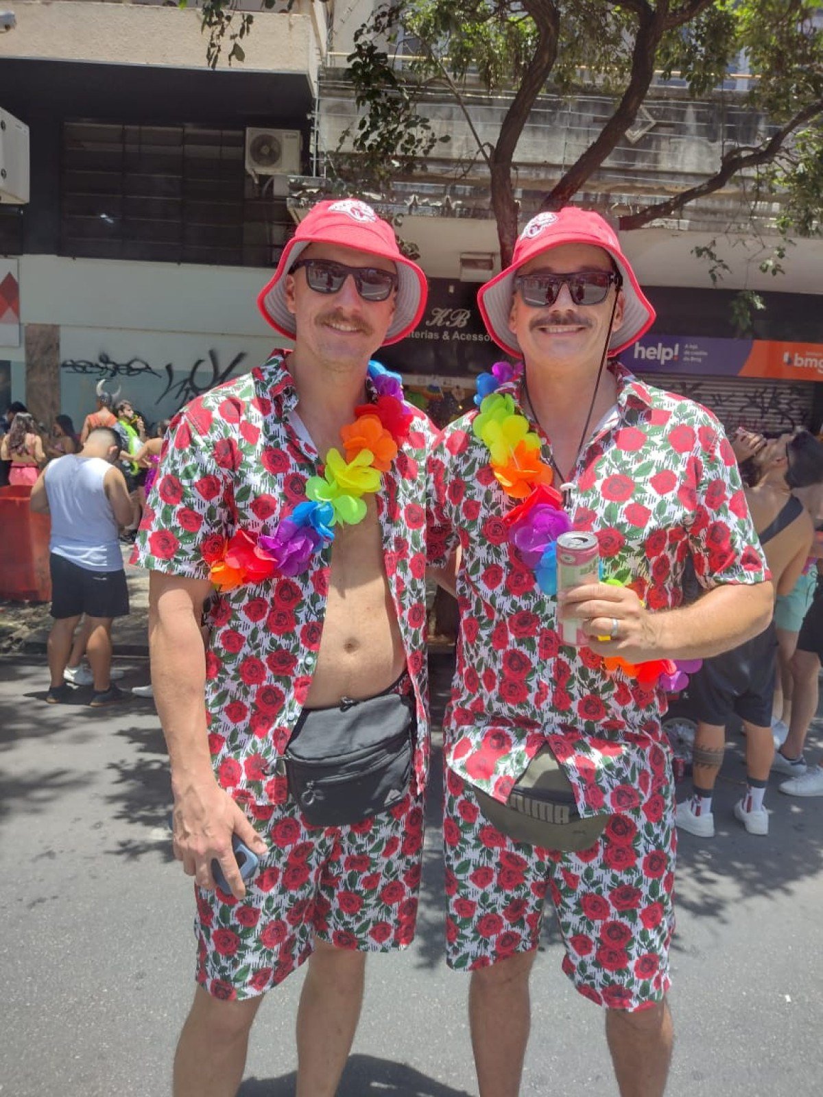 Fantasias em sintonia agitam o bloco Quando Come Se Lambuza na avenida Afonso Pena na manhã deste sábado (14), celebrando a diversidade com muita música, cores e animação