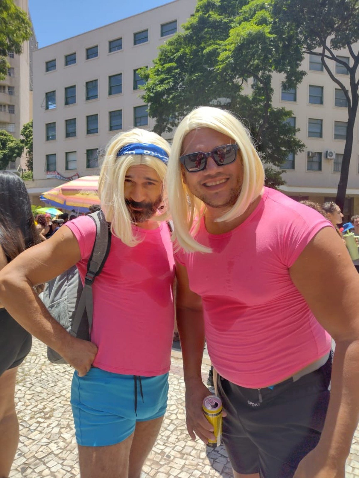 Fantasias em sintonia agitam o bloco Quando Come Se Lambuza na avenida Afonso Pena na manhã deste sábado (14), celebrando a diversidade com muita música, cores e animação