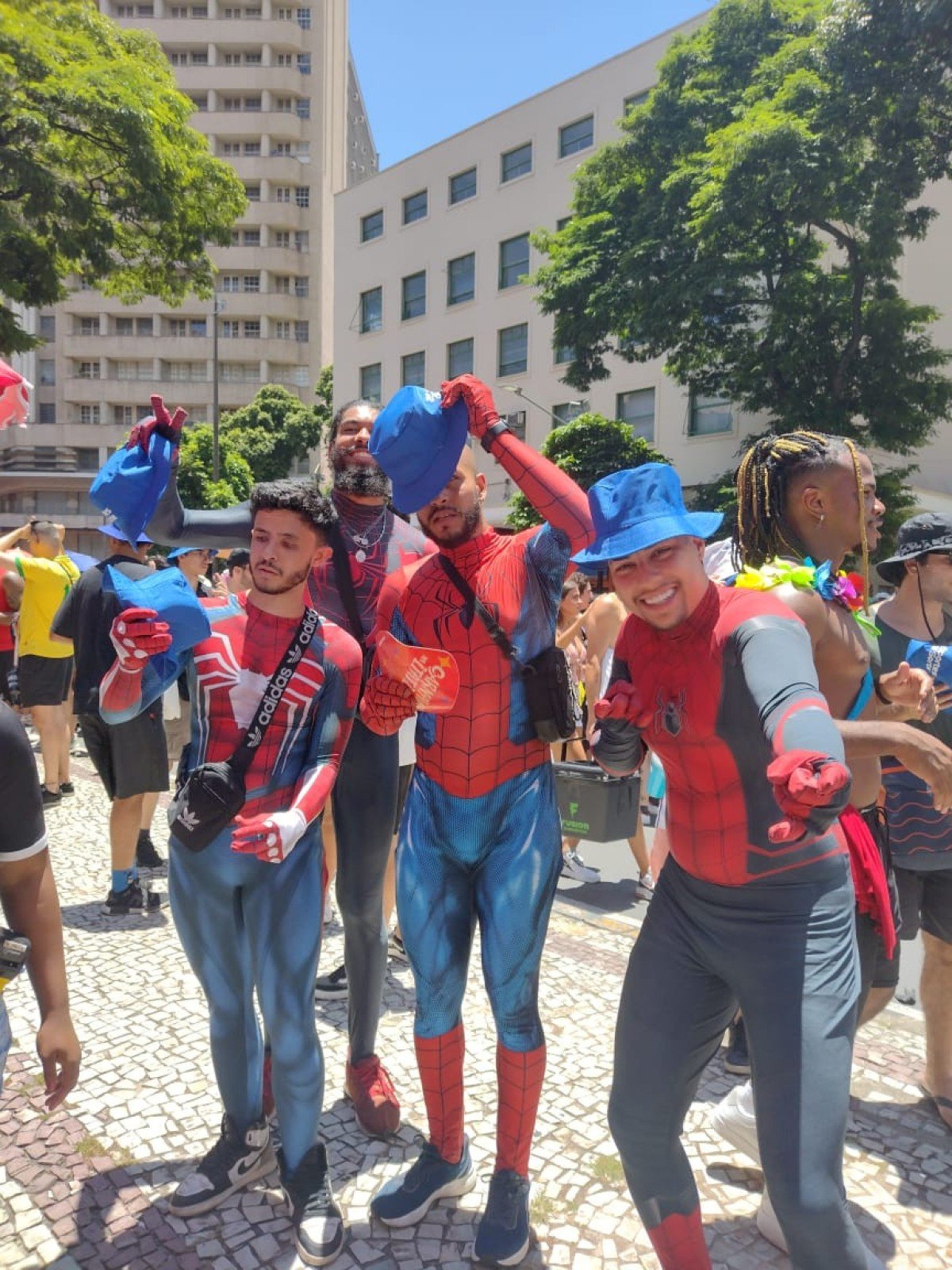 Fantasias em sintonia agitam o bloco Quando Come Se Lambuza na avenida Afonso Pena na manhã deste sábado (14), celebrando a diversidade com muita música, cores e animação
