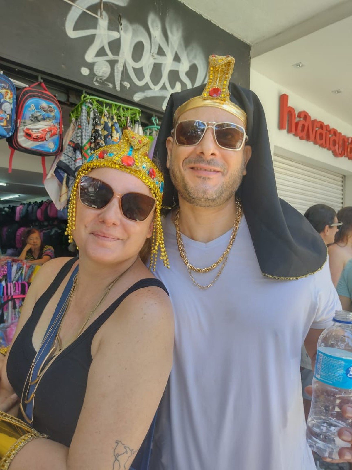Fantasias em sintonia agitam o bloco Quando Come Se Lambuza na avenida Afonso Pena na manhã deste sábado (14), celebrando a diversidade com muita música, cores e animação