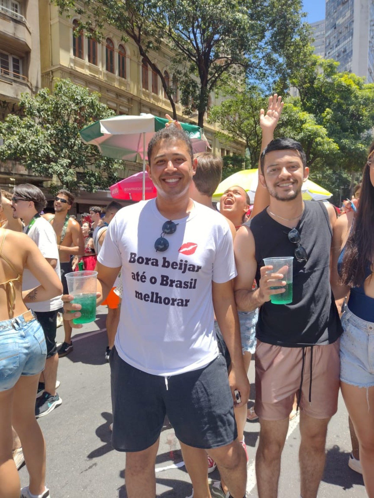 Fantasias em sintonia agitam o bloco Quando Come Se Lambuza na avenida Afonso Pena na manhã deste sábado (14), celebrando a diversidade com muita música, cores e animação