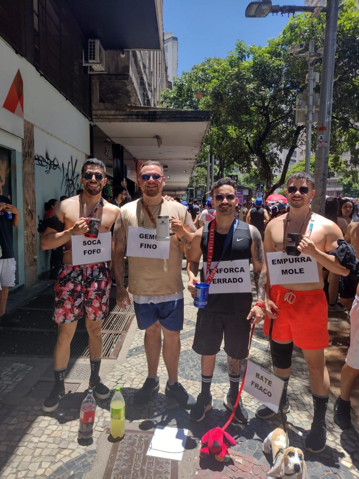 Fantasias em sintonia agitam o bloco Quando Come Se Lambuza na avenida Afonso Pena na manhã deste sábado (14), celebrando a diversidade com muita música, cores e animação