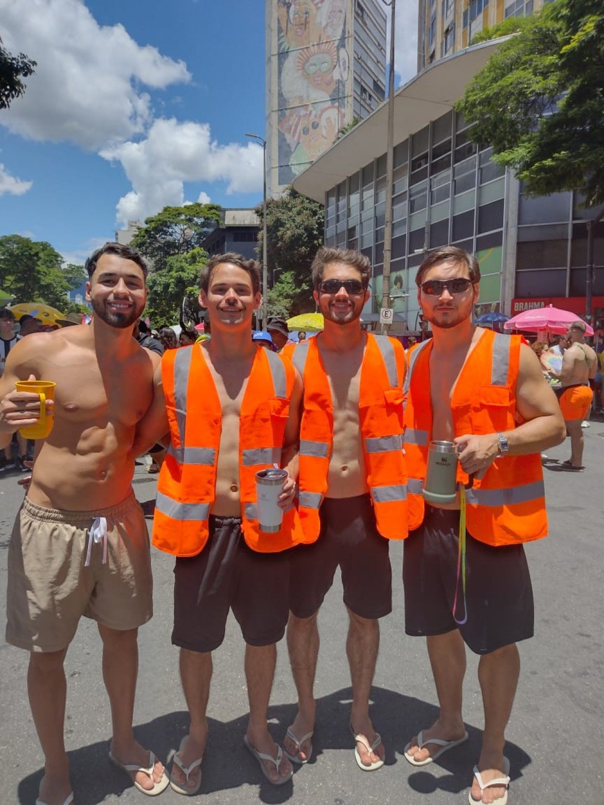 Fantasias em sintonia agitam o bloco Quando Come Se Lambuza na avenida Afonso Pena na manhã deste sábado (14), celebrando a diversidade com muita música, cores e animação