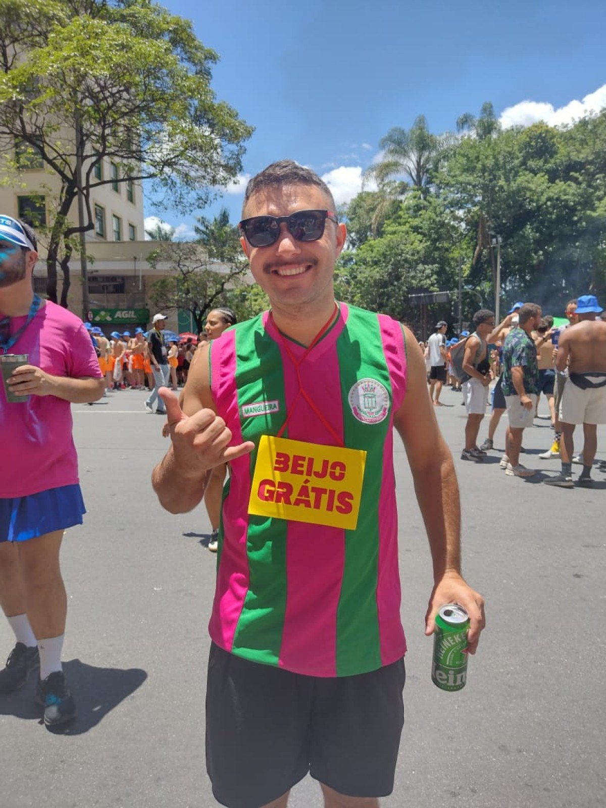 Fantasias em sintonia agitam o bloco Quando Come Se Lambuza na avenida Afonso Pena na manhã deste sábado (14), celebrando a diversidade com muita música, cores e animação