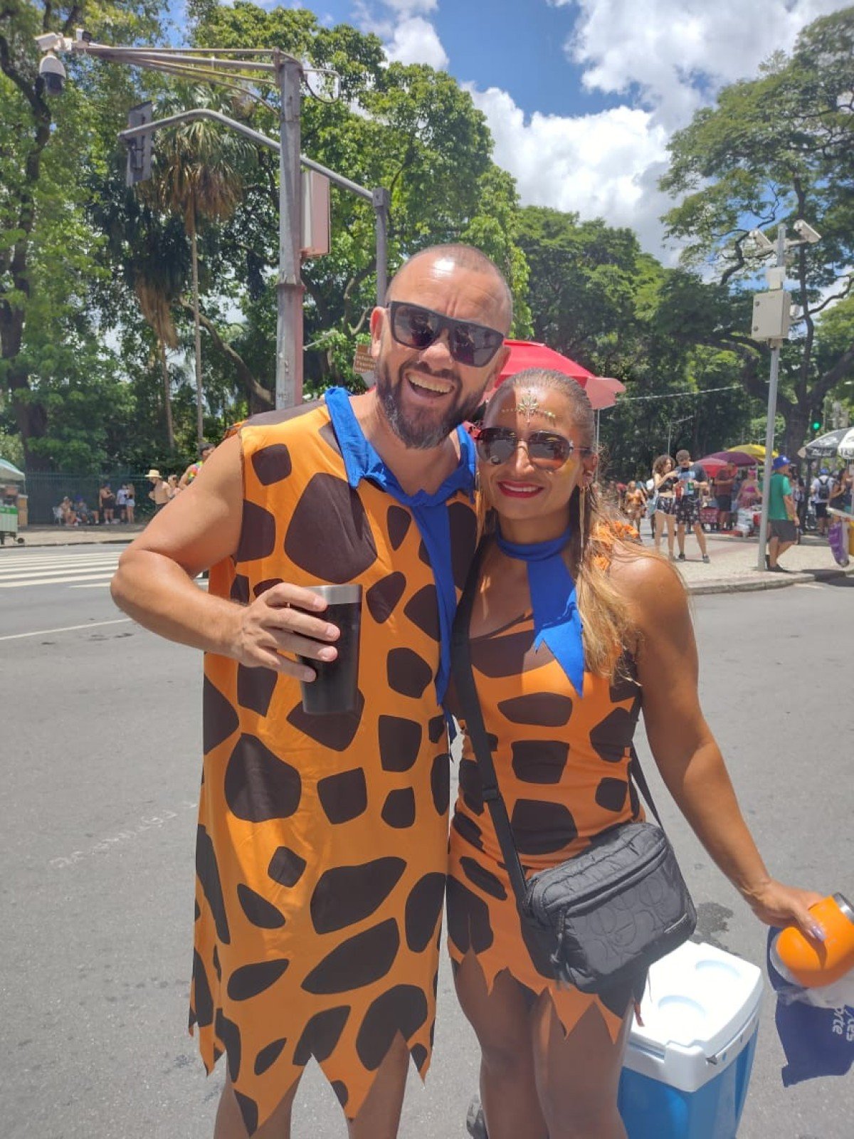 Fantasias em sintonia agitam o bloco Quando Come Se Lambuza na Avenida Afonso Pena na manh&atilde; deste s&aacute;bado (14), celebrando a diversidade com muita m&uacute;sica, cores e anima&ccedil;&atilde;o