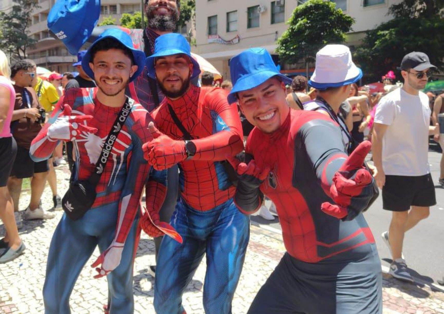 Fantasias em sintonia agitam o bloco Quando Come Se Lambuza na avenida Afonso Pena na manhã deste sábado (14), celebrando a diversidade com muita música, cores e animação