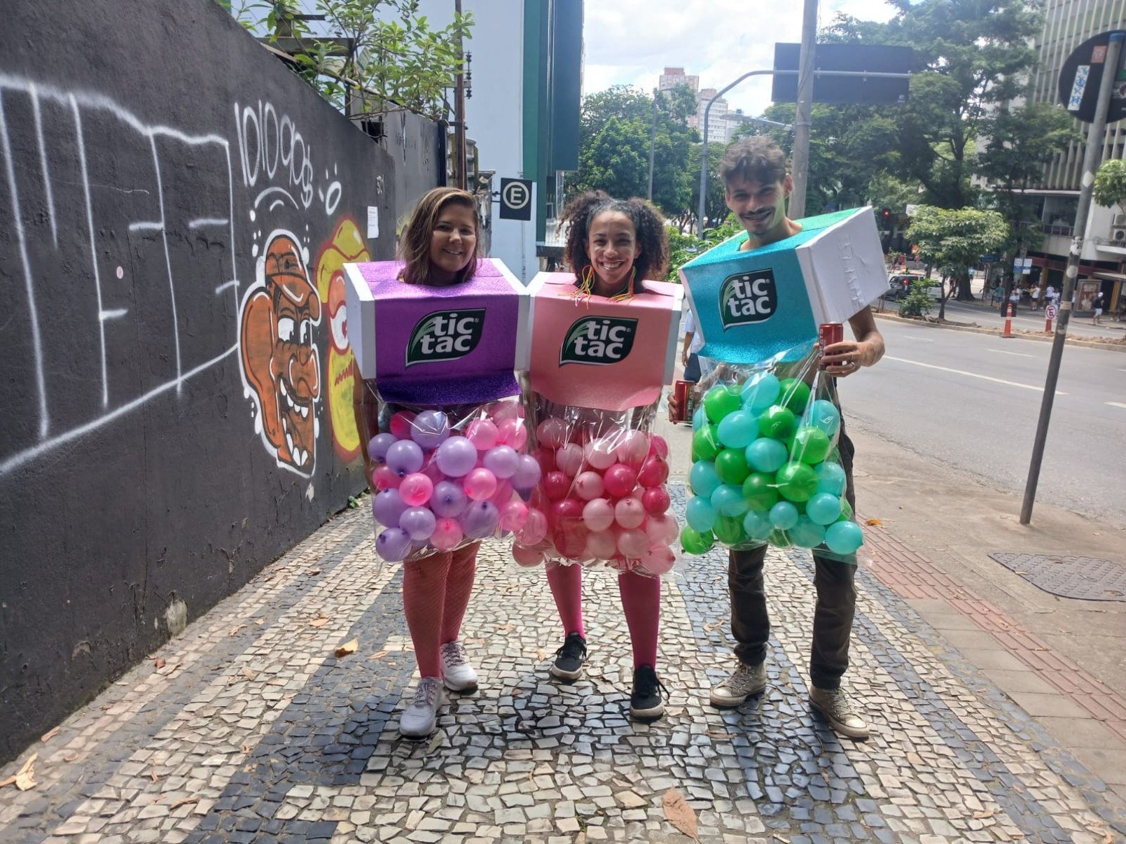 Fantasias em sintonia agitam o bloco Quando Come Se Lambuza na avenida Afonso Pena na manhã deste sábado (14), celebrando a diversidade com muita música, cores e animação
