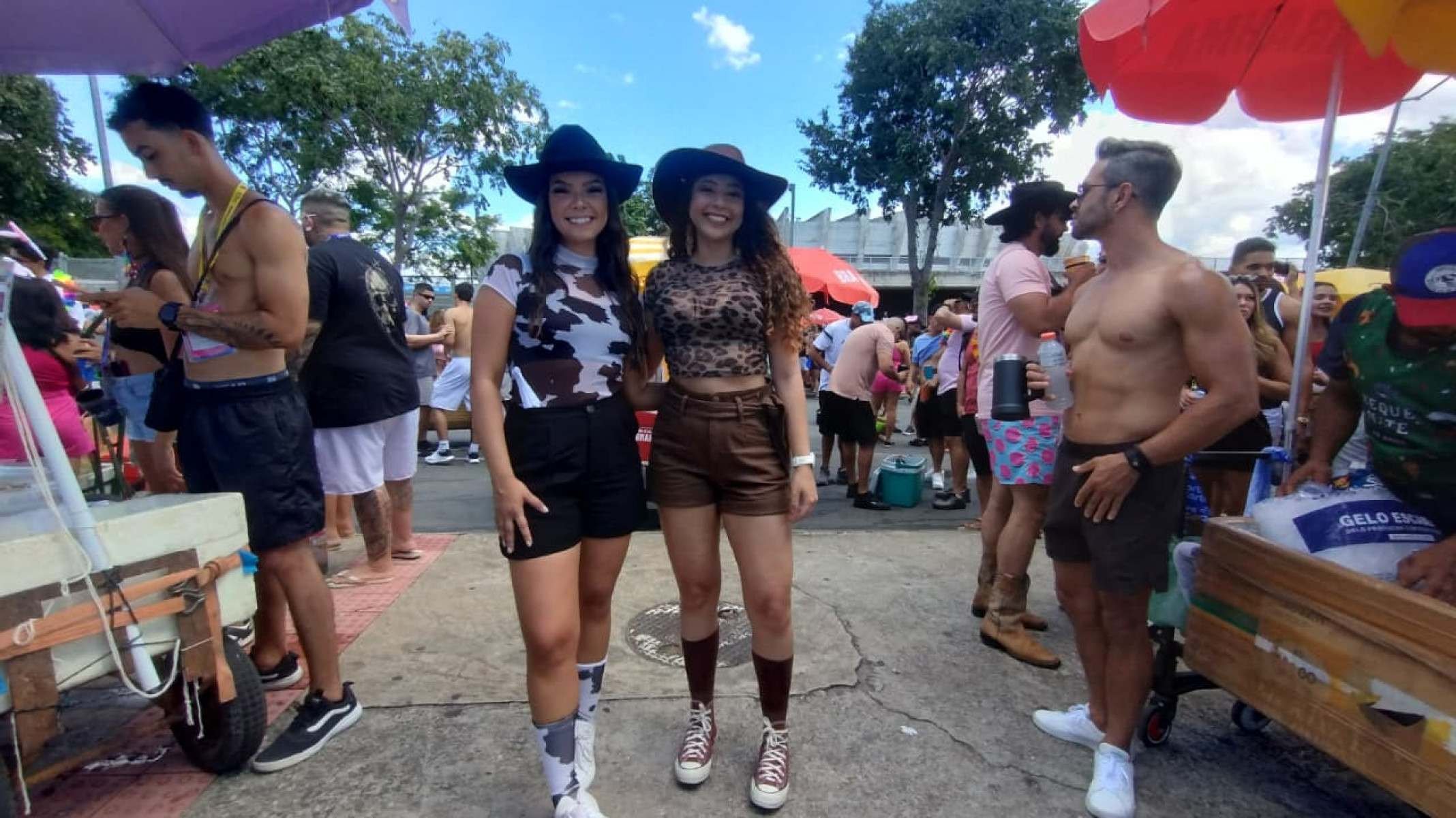 Naturais de Juiz de Fora, na Zona da Mata, as amigas Bruna Drumond e Jeniffer Brasil dos Reis optaram por curtir a folia no show de Clayton e Romário