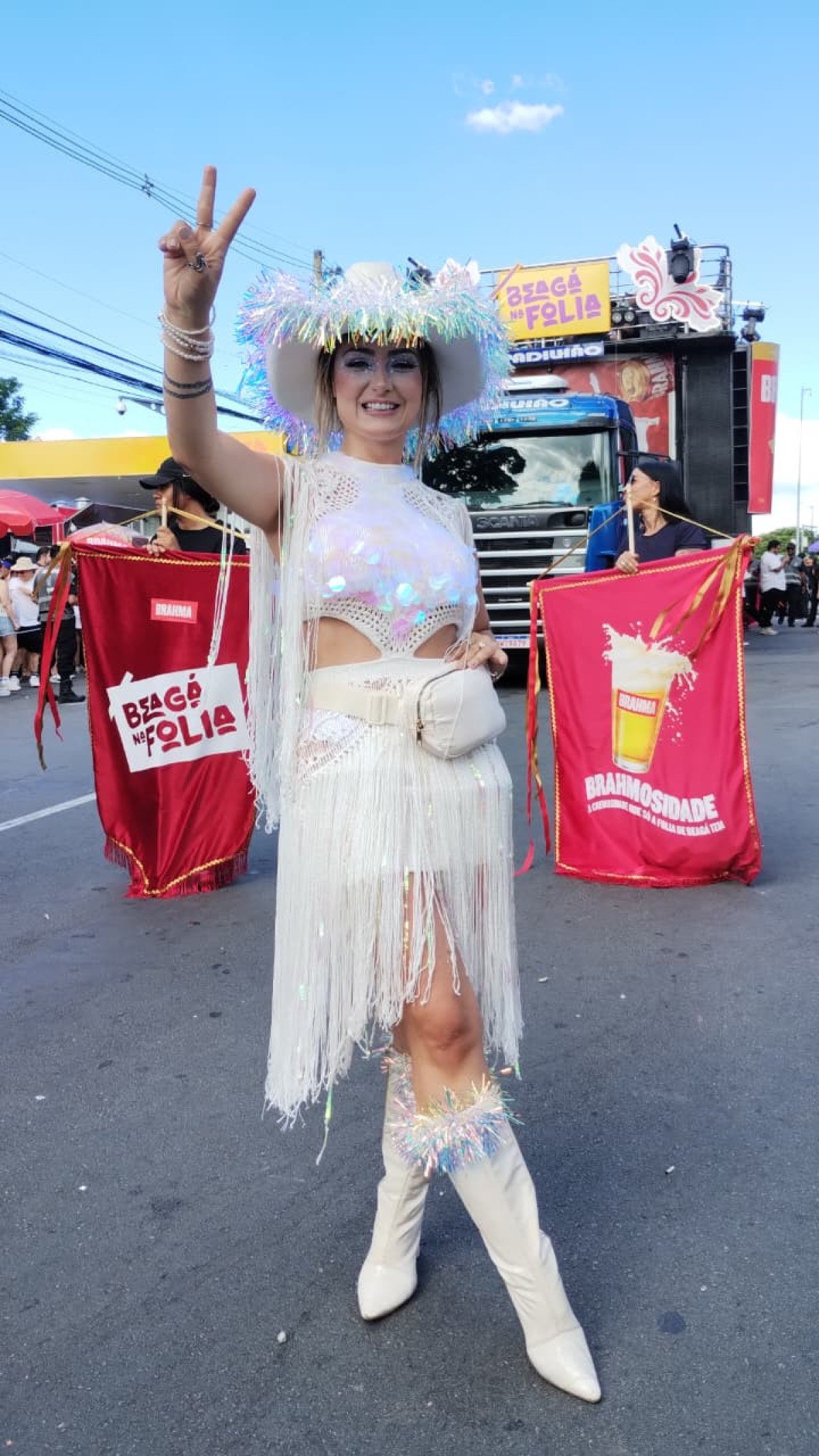 Tamiri Vilhegas, de São Paulo, bordou a própria fantasia na manhã desta sábado (14/2)