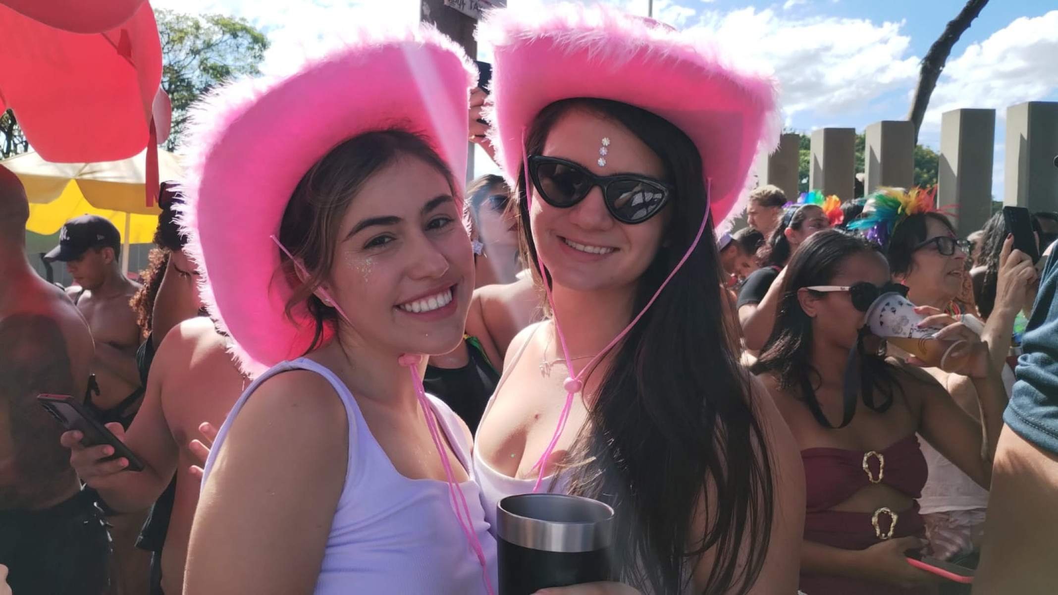 Maria Eduarda Vieira Martins e Daniele Jacob vieram de Viçosa (MG) acompanhar o carnaval de BH